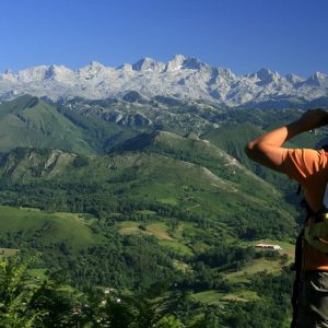 Hombre atisvando los Picos de Europa