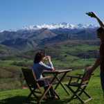 escanciando sidra frente a los picos de europa