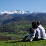 familia frente a los picos en heredad de la cueste