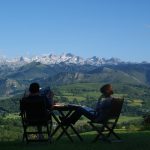 lectura frente a los picos de europa